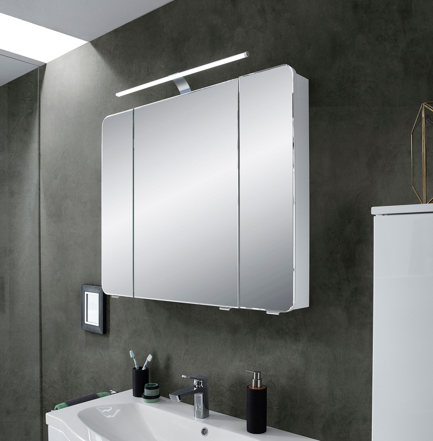 Bild 2 SAPHIR Spiegelschrank 90 cm, 3 Türen, LED-Beleuchtung